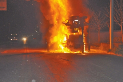 火勢異常兇猛,消防官兵都無法靠近。