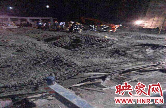 圖為事故現(xiàn)場情況，當?shù)厝罕姽﹫D。