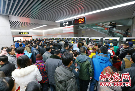 地鐵開(kāi)通首日，上午十一點(diǎn)五十九分，紫荊山地鐵站售票機(jī)前擠滿了買票的市民。