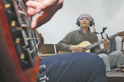 抱著吉他撥弄琴弦，子芙唱著自己的音樂。