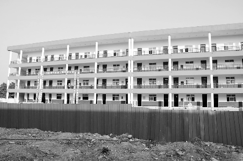 被平移的教學(xué)樓有四層，總重達(dá)6000多噸