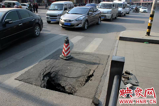 南陽路農業(yè)路出現(xiàn)深坑，近看是因為瀝青充當窨井蓋所致