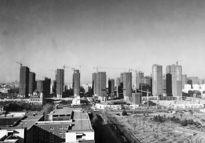 在鄭州市同一地點(diǎn)拍攝的照片，下為1月1日晴朗天氣，上為1月5日霧霾天氣。（拼接圖片）