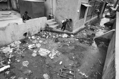 污水溝成了附近的孩子們放學后逗留的場所，十分令人擔憂。