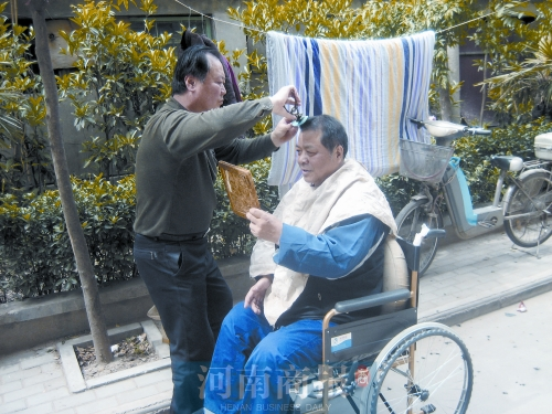 2011年8月18日，老鄰居給高新海剪發(fā)