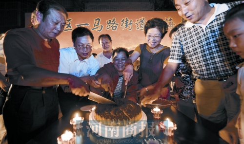 2008年9月14日，老鄰居們?yōu)楦咝潞Ｅe辦中秋賞月會 井勇/供圖