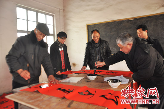 鞏義市魯莊鎮(zhèn)農(nóng)民書(shū)法愛(ài)好者正在寫春聯(lián)。