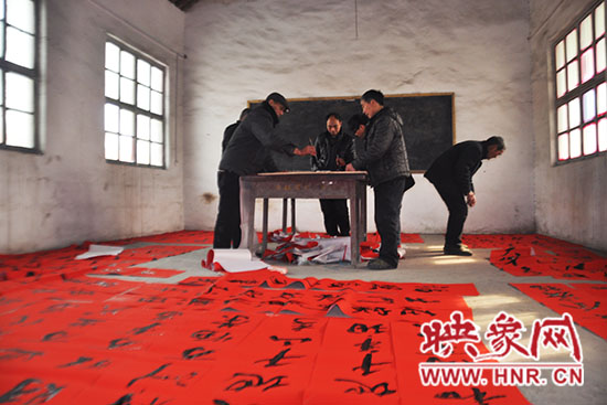 目前已經(jīng)書(shū)寫了超過(guò)一萬(wàn)幅春聯(lián)。