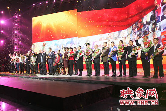 10位獲獎?wù)吆?個(gè)愛心集體合影。