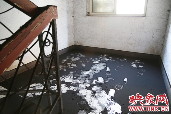 一樓到六樓的樓道內(nèi)都是黑色的煙塵。