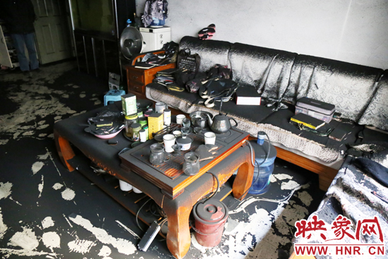 一樓住戶的家中到處都是黑煙灰兒，無法居住。