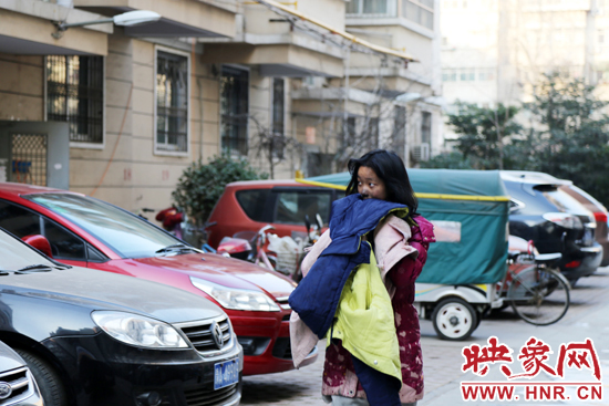 一名女孩的面容被熏黑。