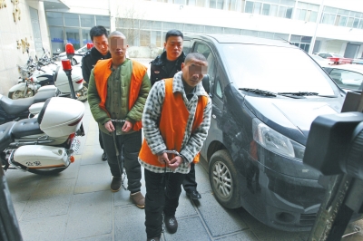 倆刑釋男子，冒充“富二代”，微信搜附近的人，專搶出入娛樂場(chǎng)所女性