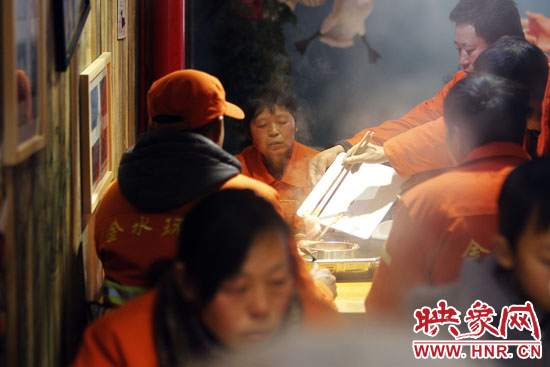 鄭州黃河路衛(wèi)生路附近一家火鍋店，宴請130名環(huán)衛(wèi)工人吃火鍋。