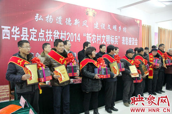 活動現(xiàn)場，領(lǐng)導(dǎo)們向獲得“文明好家庭”、“文明好孝賢”、“文明好青年”、“文明好媳婦”、“文明好學(xué)生”