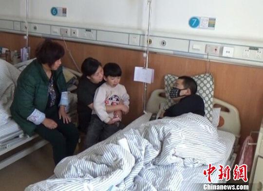 　一家4口在病房里團(tuán)聚過年。