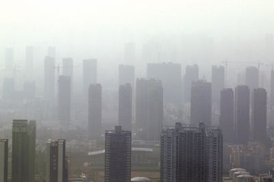 霧霾治理，任重道遠(yuǎn)。記者 洪波攝