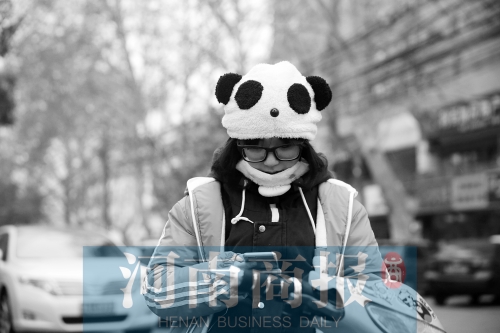 氣溫降了下來，不少人出行都裝備整齊