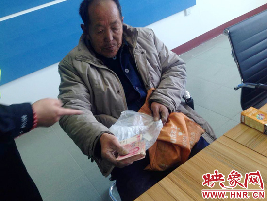 在把老人帶回駐地后，老人竟又從身上掏出幾千元現(xiàn)金要塞給民警。