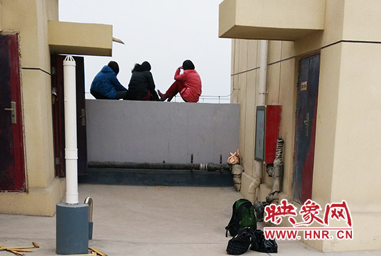 三人在樓頂始終不肯下來(lái)。