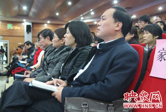 認真聽取招生政策的學生家長。