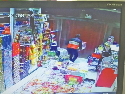 監(jiān)控中顯示，當(dāng)時竊賊抱起募捐箱就跑。