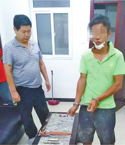 犯罪嫌疑人張某某（右）被抓時(shí)，挎包中被搜出兩把長(zhǎng)約30厘米的尖刀