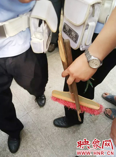 老太從環(huán)衛(wèi)工手中奪過掃帚，用腳踩斷，用力向環(huán)衛(wèi)工人的手上和腿上敲去。