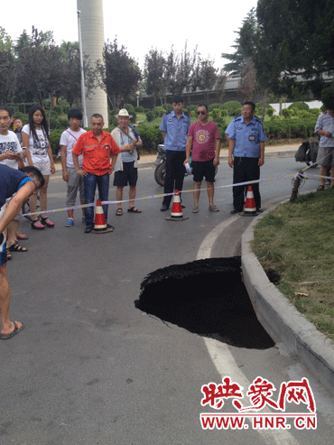 市民調(diào)侃這次塌陷難道是天太熱？