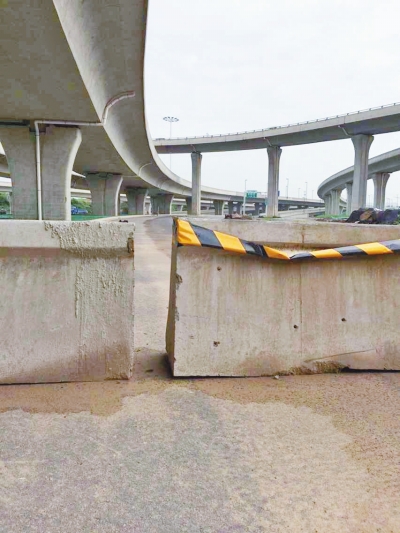  京廣快速路北延地面道路北三環(huán)入口處，一排石墩擋道，不讓入內(nèi)。