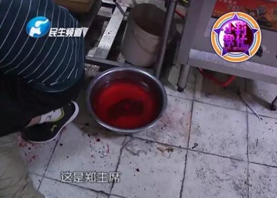 老板竟突然在廚房內(nèi)割腕自殺!發(fā)現(xiàn)意外情況后，小莉趕緊對傷者進(jìn)行包扎，并撥打了120急救電話。