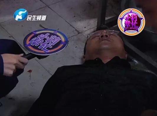 老板竟突然在廚房內(nèi)割腕自殺!發(fā)現(xiàn)意外情況后，小莉趕緊對傷者進(jìn)行包扎，并撥打了120急救電話。