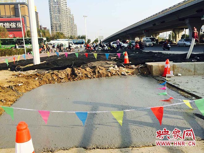 路面“等通知”6個(gè)月未修筑