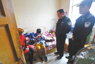 民警將小寶帶到他母親（紅衣女子）的住處，小寶拿出新鞋玩了起來(lái)。