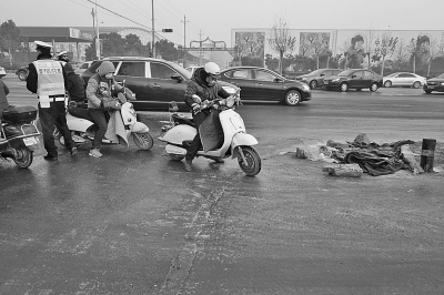 民警在現(xiàn)場(chǎng)處理事故 民警在現(xiàn)場(chǎng)處理事故