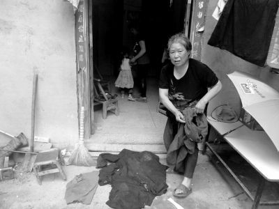 侯見志的母親拿出老伴受傷時穿的血衣。京華時報記者鄭羽佳攝