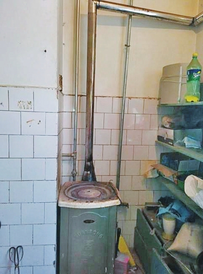 事發(fā)理發(fā)店取暖所用的爐子。