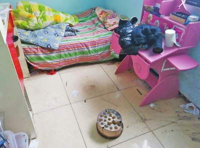 在理發(fā)店死者居住的臥室內(nèi)，地上放有一個(gè)大煤球。