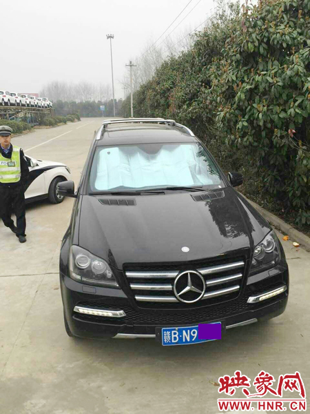 江西男子奔馳車中睡覺(jué)一氧化碳中毒，周口高速交警及時(shí)發(fā)現(xiàn)。