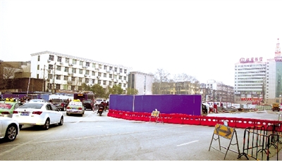 試圍擋后，車輛從西向東緩慢通行