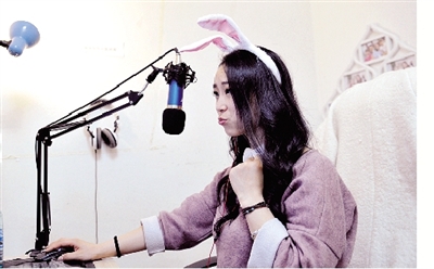 在一次直播中，小米戴上兔子頭飾，向網(wǎng)友賣萌