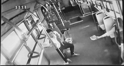 小情侶公交車上旁若無人吃西瓜，弄臟車廂環(huán)境引不滿。