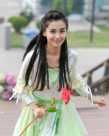 但是和倪妮站在一起，黑了一個色號，整個人都有點黯淡了。