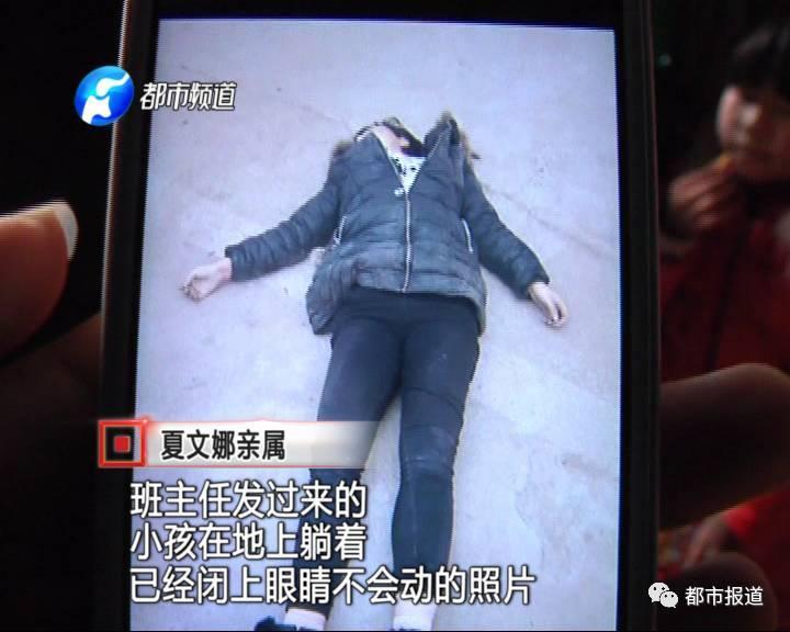 得知孩子沒去上學(xué)，家人擔(dān)心孩子發(fā)生意外，于是趕快報(bào)了警。讓人沒想到的是，剛報(bào)完警，家人收到了老師發(fā)來的照片。