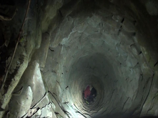 險(xiǎn)！女子凌晨墜入15米深井 命懸一線