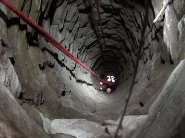 險(xiǎn)！女子凌晨墜入15米深井 命懸一線