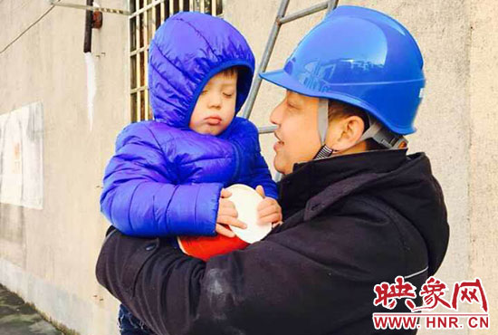 電工抱起孩子時，孩子還在睡。