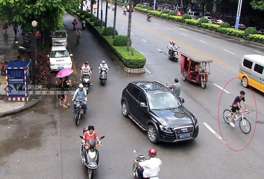 圖為肇事者撞人后逃逸。