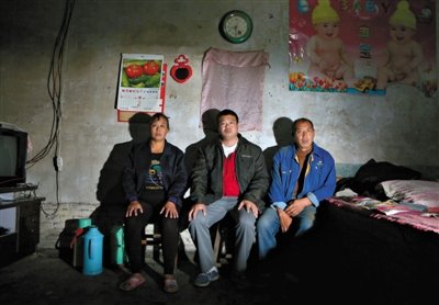 10月18日，自鋸病腿的鄭艷良所在的保定市清苑縣東臧村，有多家農(nóng)戶大病難醫(yī)，村民王新建（中）得了白血