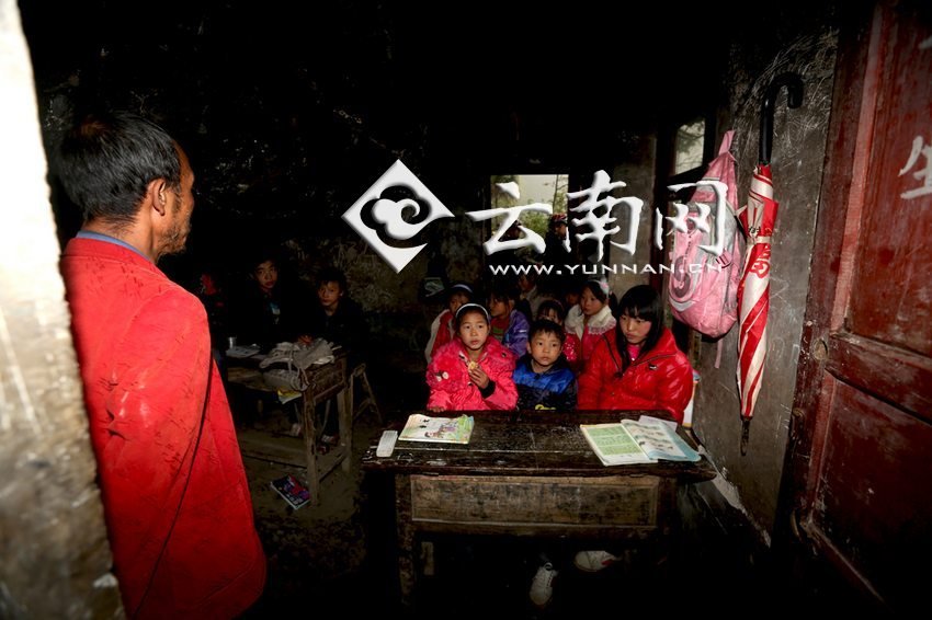 小學(xué)里只有兩個班，大點(diǎn)的孩子無法升入高年級，只得從一年級再讀起，就像復(fù)讀機(jī)。